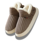 Warm indoor slippers in brown with cozy fleece lining