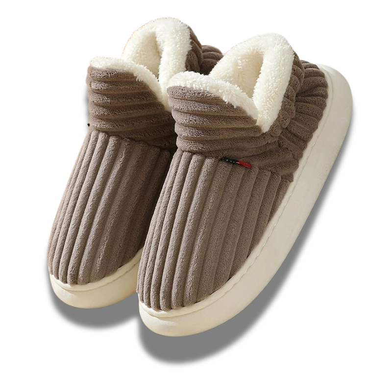 Warm indoor slippers in brown with cozy fleece lining